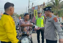 Polres Lhokseumawe Bersama Ojek Online Bagikan Takjil Kepada Pengguna Jalan