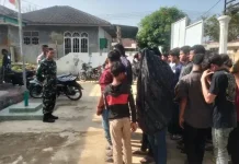 Prajurit TNI Ikut Tertibkan Balap Liar di Pantai Kuta Glumpang