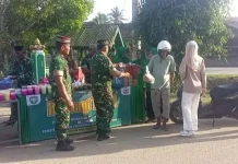 TNI dan Persit Koramil Matangkuli Bagi Takjil untuk Warga