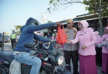 Kapolres Lhokseumawe Bersama Bhayangkari Bagikan Takjil di Kuta Makmur