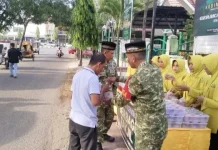 Koramil 16/Banda Sakti Berbagi Takjil Bersama Warga di Jalanan