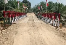 Personel Koramil 13/Baktiya Gelar Karya Bakti Pengecatan Jembatan Belly