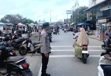 Ramai Pemburu Takjil, Polsek Syamtalira Bayu Atur Arus Lalu Lintas