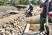 TNI Bangun Jembatan Aramco Penghubung Dua Dusun di Dewantara