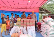 Kapolres Lhokseumawe Bawa Bantuan dan Keceriaan untuk Penyintas Banjir