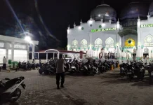 Polisi Amankan Salat Tarawih di Masjid Al-Ikhlas Batuphat Timur