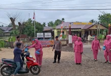 Polsek Tanah Luas Salurkan Takjil dan Santuni Yatim
