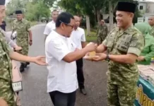 Canda Tawa Warnai Aksi Berbagi Takjil Koramil Paya Bakong