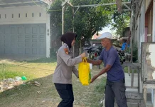 Polwan Lhokseumawe Salurkan Paket Lebaran Kapolres kepada Warga Kurang Mampu