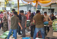 Warga Serbu Operasi Pasar di Blang Tuphat Timur