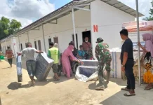 Bantuan BNPB Tiba di Huntara Langkahan, TNI Dampingi Penyaluran Kasur