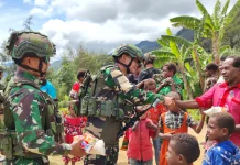 Satgas TNI asal Aceh berbagi Sembako di Intan Jaya