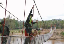 TNI dan Warga Rampungkan Pembangunan Jembatan Perintis Meunasah Krueng, Bireuen