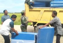 TNI Kawal Penyaluran Kasur Lipat Bantuan BNPB di Huntara Matang Keutapang