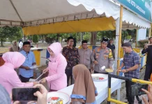 Kapolres Lhokseumawe dan Ketua Bhayangkari Bagikan Ratusan Porsi Bubur Kanji