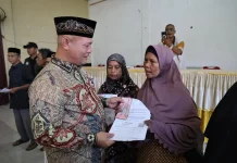 Bupati Aceh Utara Salurkan Jadup di Kecamatan Sawang
