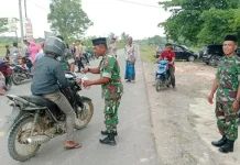 Berbagi di Sore Ramadhan, Koramil 28/PRT Hadirkan Senyum Warga