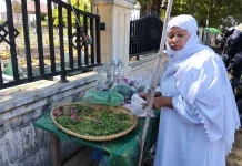 Ramainya Ziarah Lebaran, Aminah Setia Jual Bunga Makam