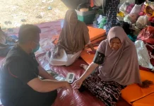 Tim Medis Dampingi Korban Kebakaran Malam Takbiran