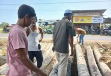 Warga Meunasah Blang Kandang Bangun Jembatan Darurat untuk Pembangunan Masjid