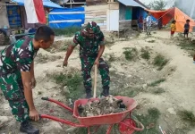 TNI Bersatu Warga Bersihkan Dampak Banjir di Blang Peuria Aceh Utara
