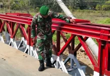 Pastikan Akses Tetap Aman, Babinsa Cek Langsung Jembatan Bailey Dewantara