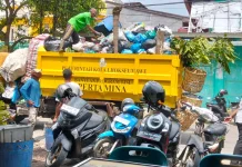 Petugas DLHK Lhokseumawe Rutin Angkut Sampah ke TPA Alue Lim