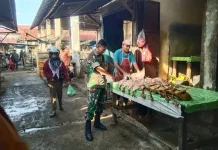 Babinsa Turun ke Pasar Tradisional, Cek Harga Sembako di Lhokseumawe