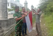 TNI dan Warga Memasang Bendera Merah Putih di Desa Keude Blang Ara