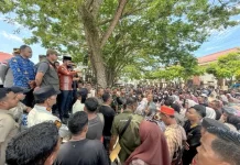 Sambut Pendemo, Bupati Al-Farlaky Jawab Lugas dan Tegas Tuntutan Massa