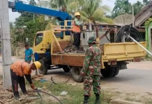 Babinsa Kawal Listrik Masuk Huntara Krung Lingka