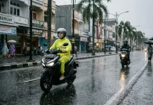 Tips Utama Jaga Keselamatan Berkendara saat Hujan
