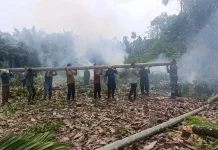 Babinsa Gotong Royong Bersama Warga Bersihkan Lahan KDKMP