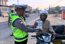 Satlantas Aceh Utara Bagikan StikerTertib Lalu Lintas kepada Pengendara
