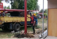 Pendampingan Pemasangan Listrik Huntara, Babinsa Pastikan Warga Segera Tempati