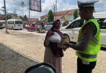 Satlantas Polres Aceh Utara Bagikan Nasi Kotak Kepada Pengguna Jalan