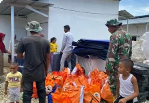 Babinsa Dampingi Penyaluran Bantuan BNPB di Huntara Rumoh Rayeuk