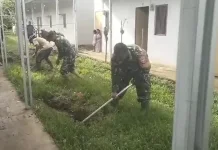 Atasi Genangan, Personel dan Warga Bersihkan Lorong Huntara Babah Krueng Sawang