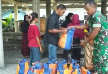 BNPB Saluran Bantuan Sembako untuk Warga Huntara di Desa Lancang Barat