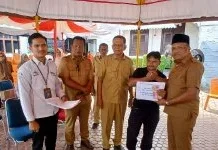 Bupati Bireuen Serahkan Dana Stimulan Ekonomi dan Isian Perabot Korban Banjir
