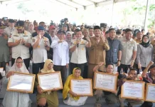 Menko PMK dan Mendagri Serahkan Bantuan Rumah Rusak Korban Bencana di Aceh Tamiang