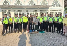 Satlantas Polres Aceh Utara Bersihkan Masjid dan Serah Bantuan Alat Kebersihan