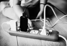 Masih Sering Dibiarkan? Ini Dampak Charger yang Terus Terhubung ke Listrik
