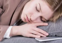 Efek Tidur Dekat Ponsel Setiap Hari