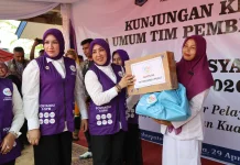 Bantu Persalinan di Tenda Pengungsian, Suryani Terima Penghargaan Nasional