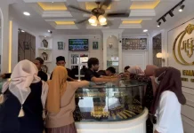 Harga Emas Turun, Warga Serbu Pembelian di Toko Mas Intan Krueng Geukueh