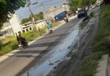 Badan Jalan Negara di Simpang Jalan SD Panggoi, Terendam Air Komberan