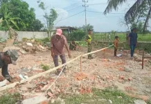 Babinsa Koramil 14/TJA Bersama Personel Arhanud Renovasi Sekolah