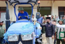 Bupati Al-Farlaky Bagi Alsintan untuk Brigade Pangan