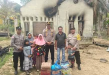 Kapolsek Baktiya Barat Salurkan Bantuan Sembako untuk Korban Kebakaran